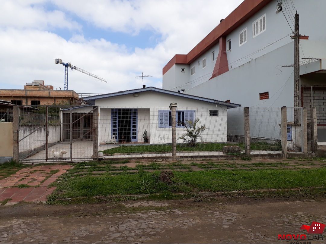 Casa com 4 dormitórios em Torres, no bairro Centro à venda